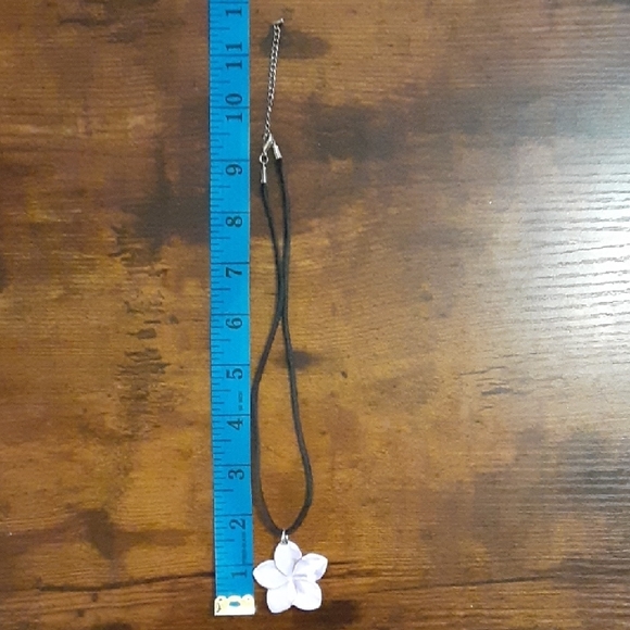 Elegant Carved Shell Flower Pendant Necklace - Picture 7 of 8